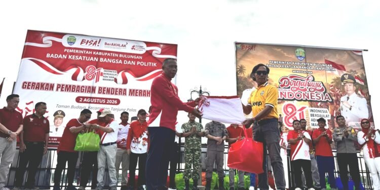 Sambut HUT ke-81 RI, Pemkab Bulungan Bagikan Ribuan Bendera Merah Putih ke Masyarakat