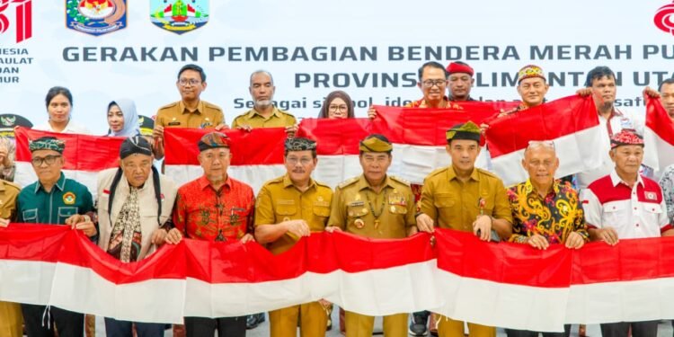 Pemprov Bagikan Bendera Merah Putih, Ajak Masyarakat Semarakkan HUT RI ke-81