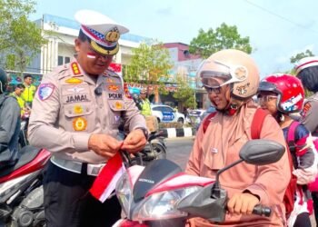 Polantas Karib Semarakkan HUT ke-81 RI, Ditlantas Polda Kaltara Bagikan 5.000 Bendera Merah Putih