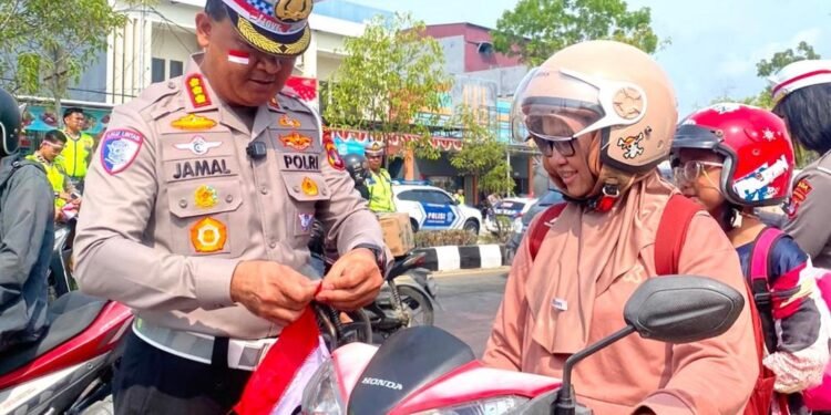 Polantas Karib Semarakkan HUT ke-81 RI, Ditlantas Polda Kaltara Bagikan 5.000 Bendera Merah Putih