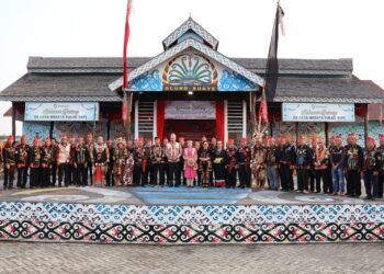 Kapolda Kaltara Agus Wijayanto dan Istri Jadi Warga Kehormatan Adat Dayak Lundayeh Malinau