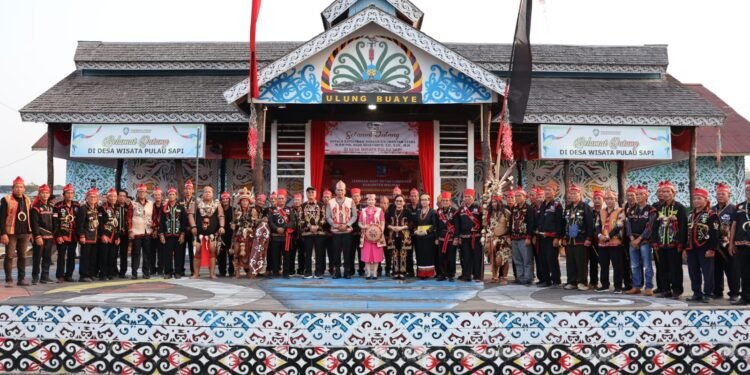 Kapolda Kaltara Agus Wijayanto dan Istri Jadi Warga Kehormatan Adat Dayak Lundayeh Malinau