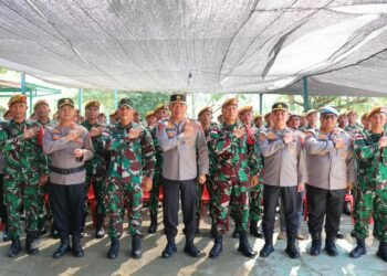 Tunjukkan Semangat Soliditas TNI–Polri Jaga Perbatasan RI–Malaysia, Kapolda Kaltara Sambangi Satgas Pamtas Yonarmed 4/Parahyangan