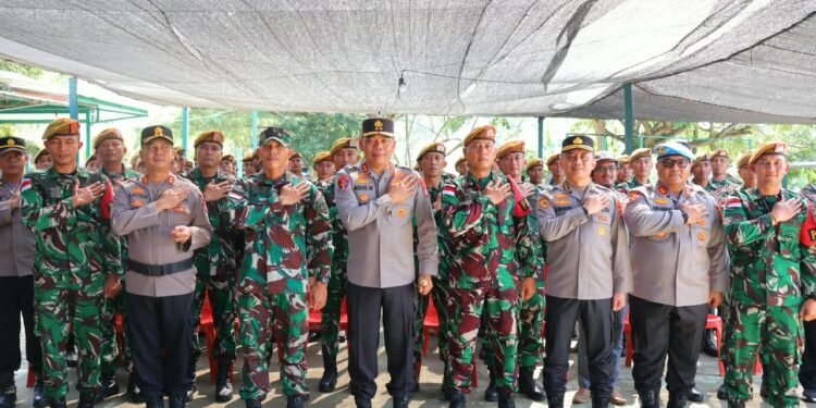 Tunjukkan Semangat Soliditas TNI–Polri Jaga Perbatasan RI–Malaysia, Kapolda Kaltara Sambangi Satgas Pamtas Yonarmed 4/Parahyangan