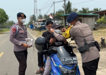 Lindungi Warga Sebatik dari Kabut Asap, Satbrimob Polda Kaltara Bagikan Masker