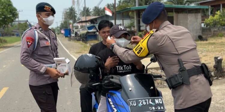 Lindungi Warga Sebatik dari Kabut Asap, Satbrimob Polda Kaltara Bagikan Masker