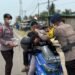 Lindungi Warga Sebatik dari Kabut Asap, Satbrimob Polda Kaltara Bagikan Masker