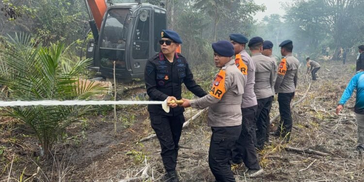 Dansat Brimob Kaltara Turun Langsung Pastikan Karhutla Benar-Benar Padam