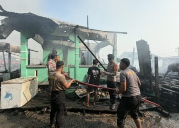 Tim SAR Satbrimob Polda Kaltara Bantu Penanganan Kebakaran di Karang Rejo Tarakan