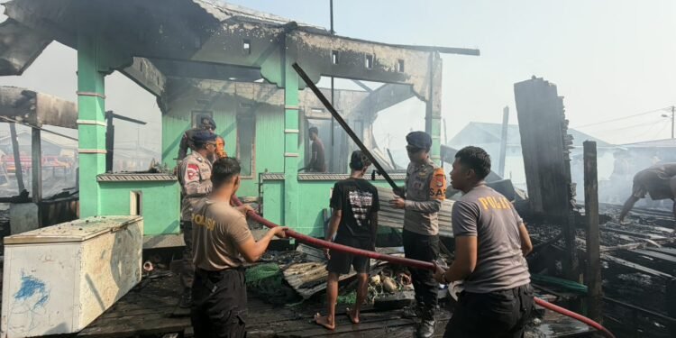 Tim SAR Satbrimob Polda Kaltara Bantu Penanganan Kebakaran di Karang Rejo Tarakan