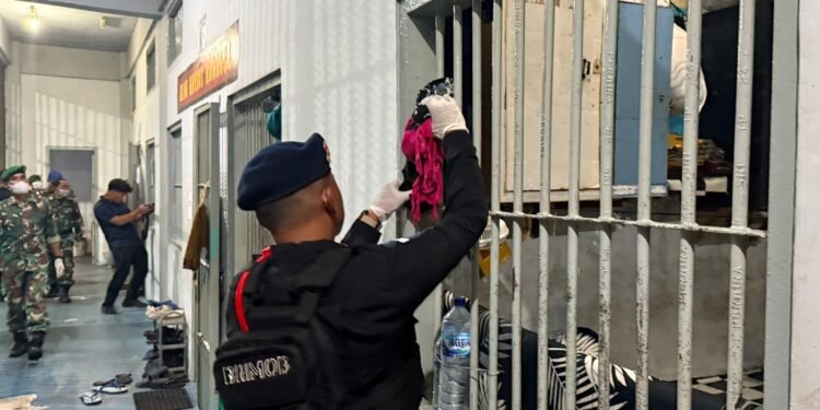 Cegah Beredarnya Barang Terlarang, Satbrimob Polda Kaltara Dukung Razia Gabungan di Lapas Kelas IIA Tarakan